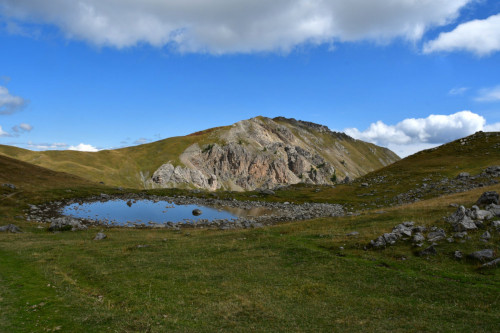 La croix d'Aquila vue du clot des Amandiers